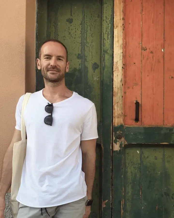 Artur Appazov in front of a Lisbon door